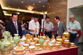 Bình Hoa Thạch Anh Dát Vàng 24K Hình Dáng Con Công
