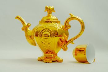 Ấm trà kiểu dáng con công phủ vàng 24 karat