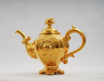 Ấm trà kiểu dáng con công phủ vàng 24 karat